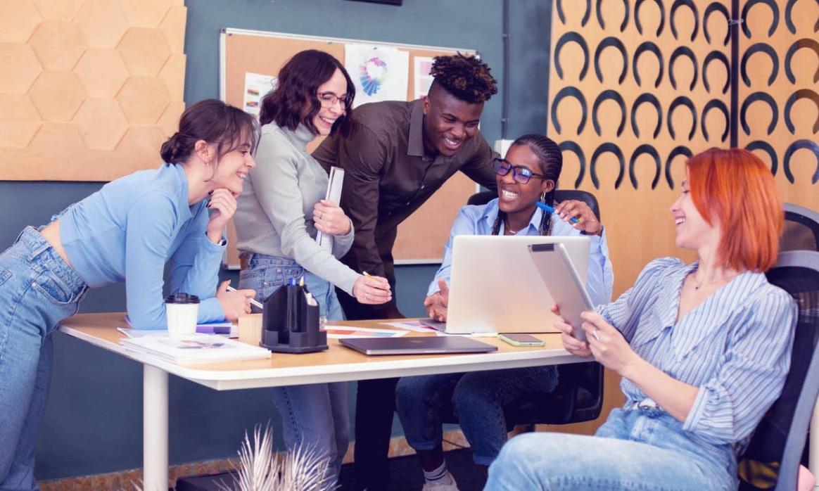 Συμμετέχοντες σε διαδραστική ομαδική συνεδρία μάθησης